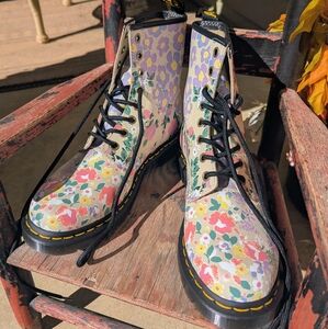 Women's Size 8 Floral Dr.Martens